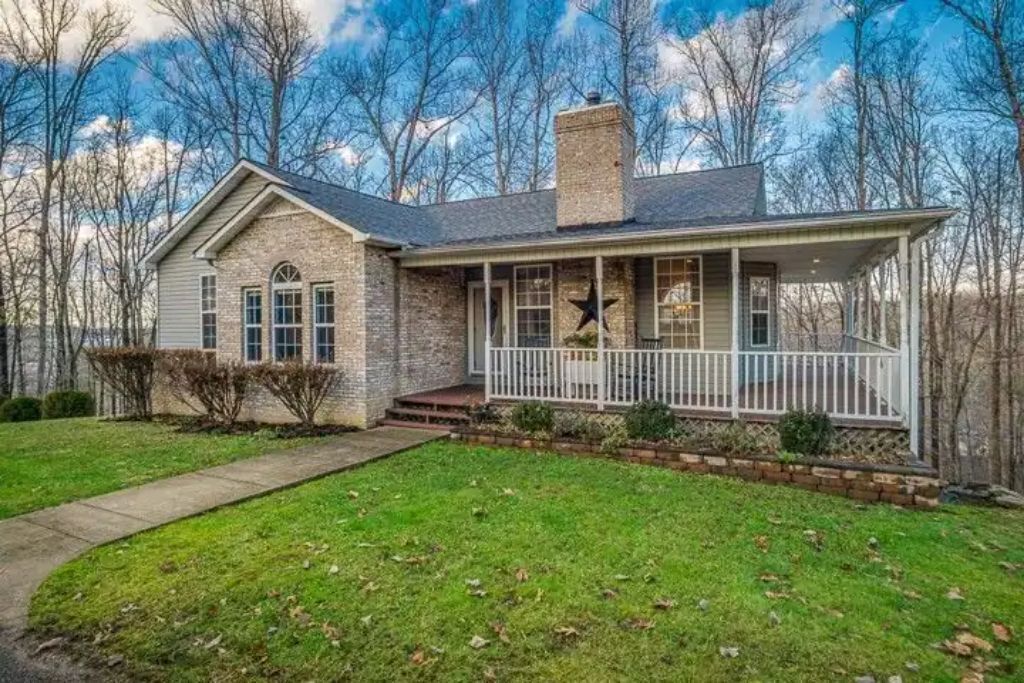 TN Mayberry Retreat - 3BR / 2 BA Home with Garage - Dead end road - privacy