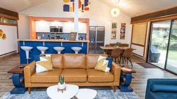 Smart TV, fireplace, books, stereo