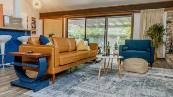 Smart TV, fireplace, books, stereo