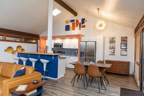 Smart TV, fireplace, books, stereo - The Mondrian Hole in One - An MCM Townhome in a Quiet Golf Course Community (Graeagle)
