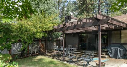 The Mondrian Hole in One - An MCM Townhome in a Quiet Golf Course Community