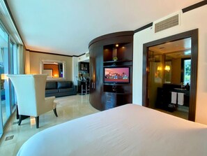 Escritorio, tabla de planchar con plancha, wifi y ropa de cama 