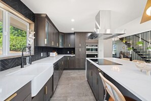 Kühlschrank, Mikrowelle, Ofen, Geschirrspüler