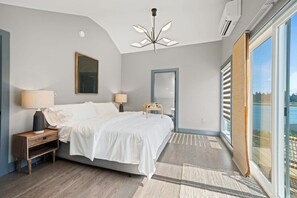 4 bedrooms, desk, iron/ironing board, WiFi