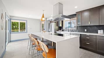 Kühlschrank, Mikrowelle, Ofen, Geschirrspüler