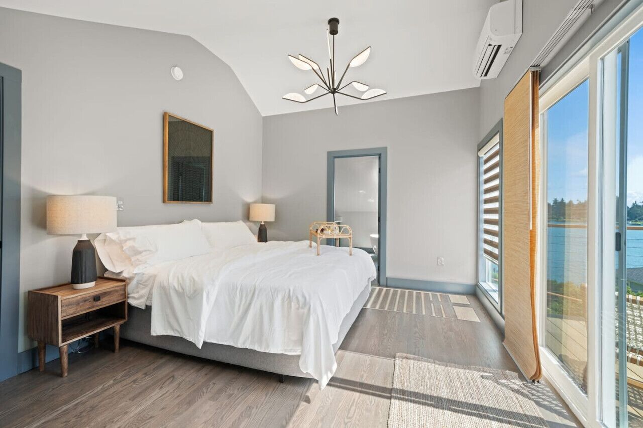 4 bedrooms, desk, iron/ironing board, WiFi