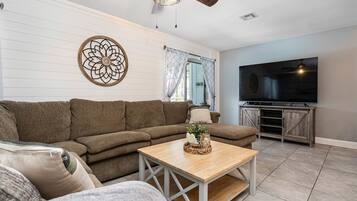 TV connectée, baby-foot, livres