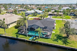 Exterior - Gulf access pet friendly waterfront oasis with NEW heated salt water pool & spa (Cape Coral)