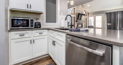 Spring Creek Sanctuary 2BR Villa – Fireplace, Deck & Owners’ Club Access