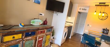 Televisie, tafelvoetbal, een tafeltennistafel en boeken