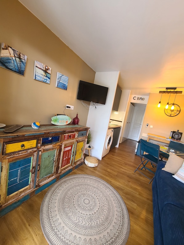 Tv, bordfodbold, bordtennisbord, bøger