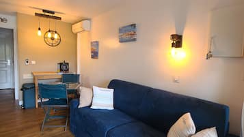 Télévision, baby-foot, table de tennis de table, livres