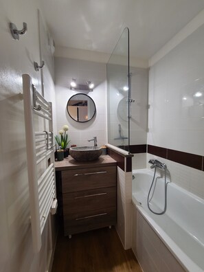 Badekar, hårtørrer, håndklæder, Sæbe