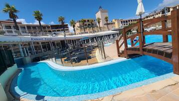 Una piscina al aire libre, una piscina climatizada