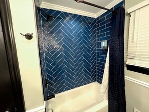 Baignoire, sèche-cheveux, serviettes fournies