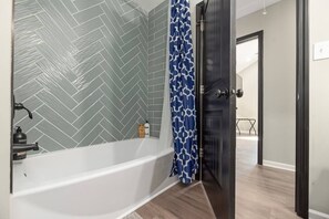Baignoire, sèche-cheveux, serviettes fournies, savon