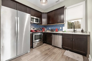 冷蔵庫、電子レンジ、オーブン、コンロ