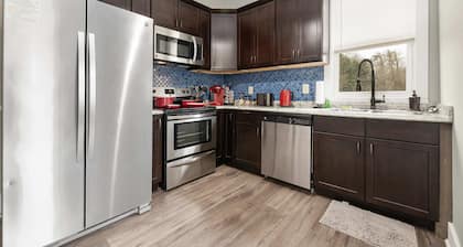 Luxury Apartment in Central Mooresville Apt. A