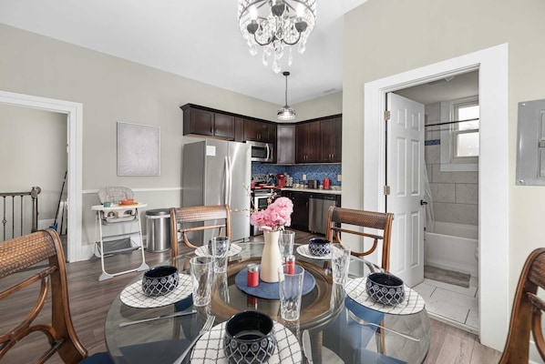 冷蔵庫、電子レンジ、オーブン、コンロ