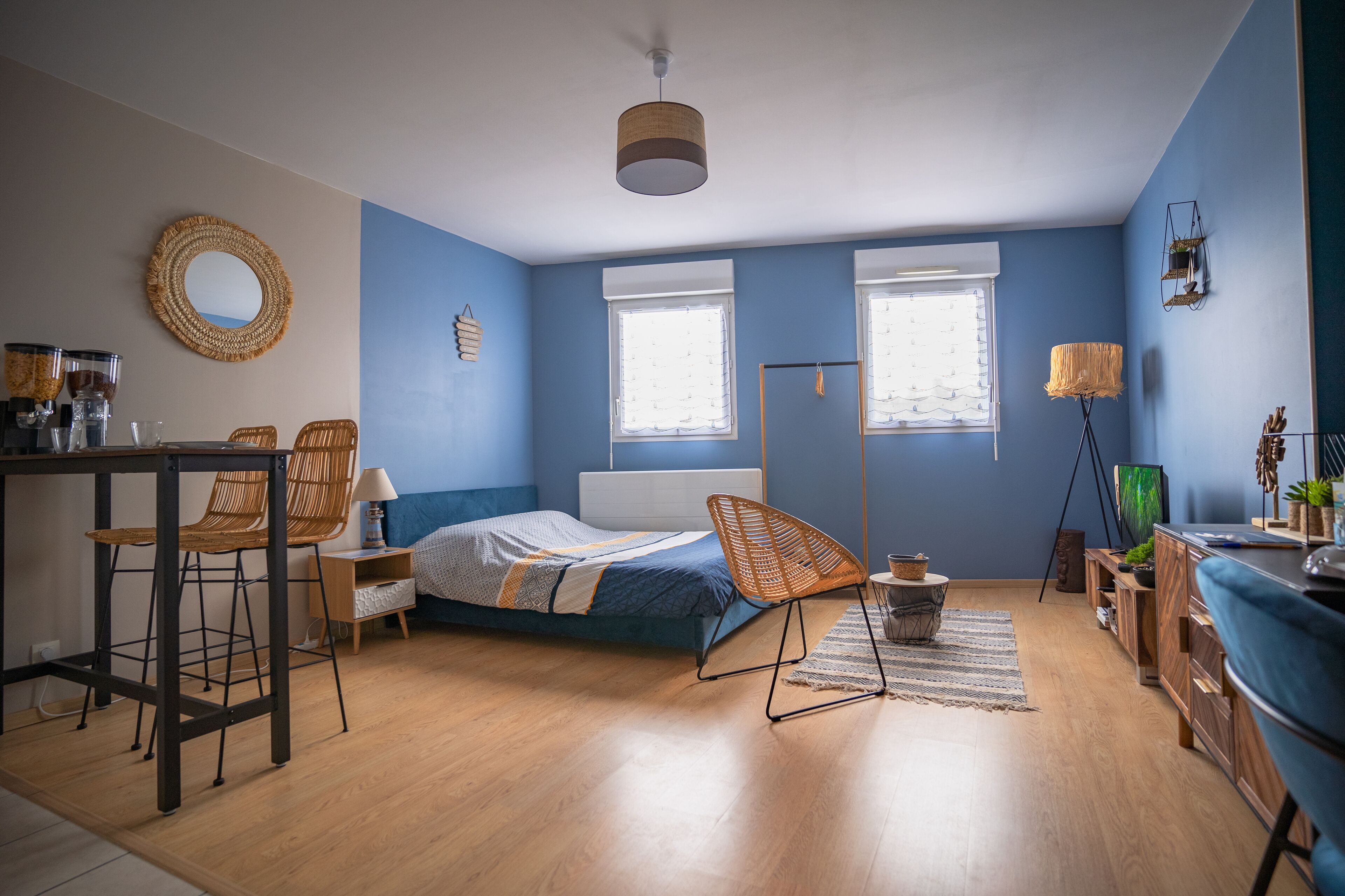 Een bureau, een strijkplank/strijkijzer, reisbedje, gratis wifi