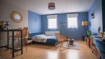 Escrivaninha, ferros/tábuas de passar roupa, berço de viagem