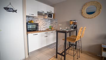 Een koelkast, een magnetron, een oven, een kookplaat