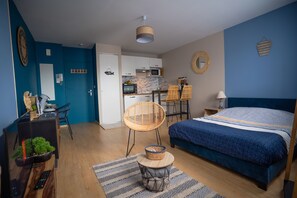 Desk, iron/ironing board, travel crib, free WiFi - ?leffet-mer (Saint-Nazaire)