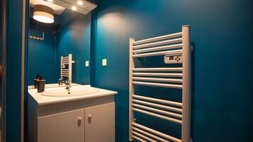 Chuveiro, secador de cabelo, toalhas de banho, sabonete