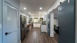 Fridge, microwave, oven, stovetop - Miami Tropical Retreat - Villa Tropical (North Miami)