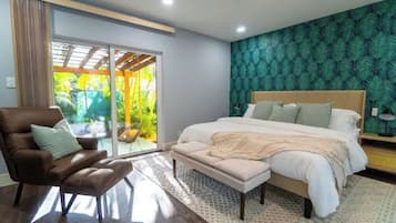 3 bedrooms, desk, iron/ironing board, travel crib