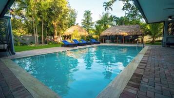 Una piscina al aire libre