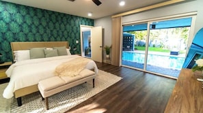 3 habitaciones, escritorio y tabla de planchar con plancha
