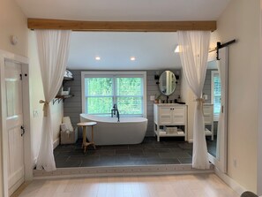 Tina, secadora de cabello, toallas, jabón 