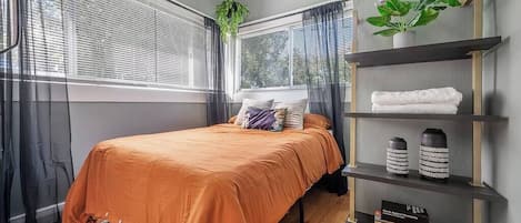 2 habitaciones, tabla de planchar con plancha, cuna de viaje y wifi