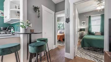 2 habitaciones, tabla de planchar con plancha, cuna de viaje y wifi