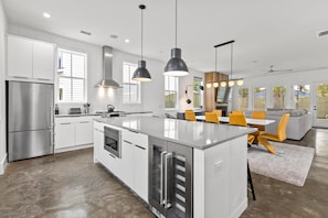 Fridge, microwave, oven, stovetop - Music Manor,  3-King Beds w Pool,mins to Beach&D (Mount Pleasant)