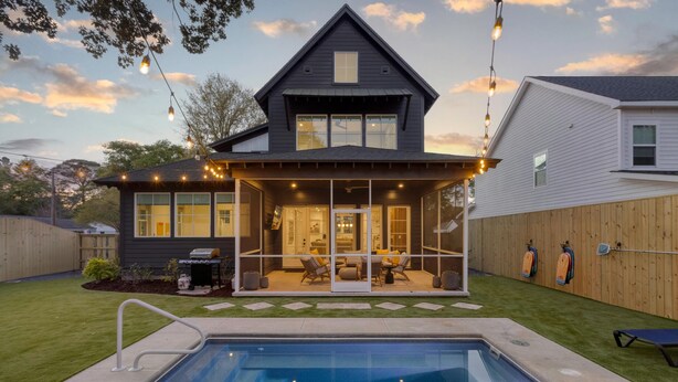 Uma casa com piscina, varanda coberta e quintal com área de churrasco.
