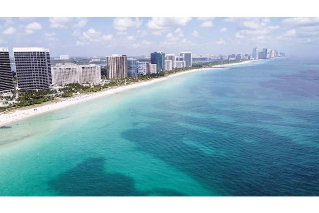 Plage à proximité, chaises longues, serviettes de plage