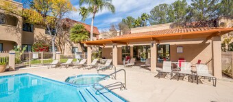 Lovely 1 Bedroom Condo with Pool. Sleeps 4