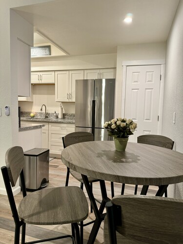 Lovely 1 Bedroom Condo with Pool. Sleeps 4