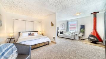 1 bedroom, desk, free WiFi, bed sheets