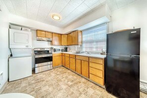 Kylskåp, mikrovågsugn, ugn och spishäll