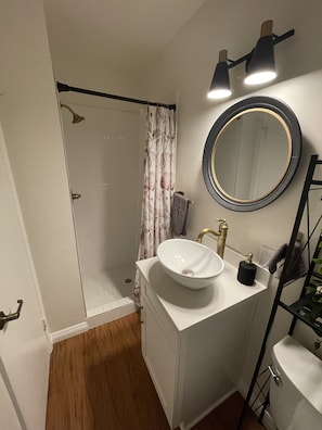 Combined shower/tub