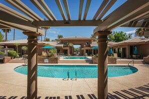 Piscina all'aperto, una piscina riscaldata