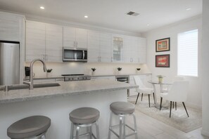 Frigorifero, microonde, forno, piano cottura