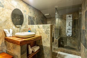 Chuveiro, toalhas de banho, sabonete, shampoo
