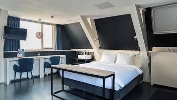 Deluxe Double Room, 1 King Bed | Minibar, iron/ironing board, free WiFi, bed sheets