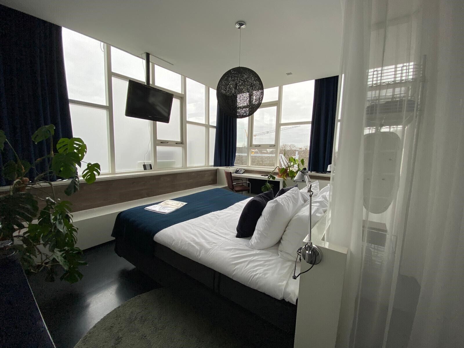Minibar, iron/ironing board, free WiFi, bed sheets