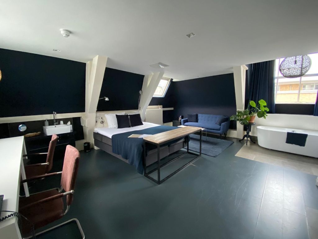 Minibar, iron/ironing board, free WiFi, bed sheets