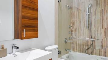 Combined shower/tub, hair dryer, towels, shampoo